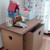 【4歳】幼児向けの段ボール机「はじめての机セット」を買った結果…ひらがなの練習やシルバニアファミリーごっこがはかどる